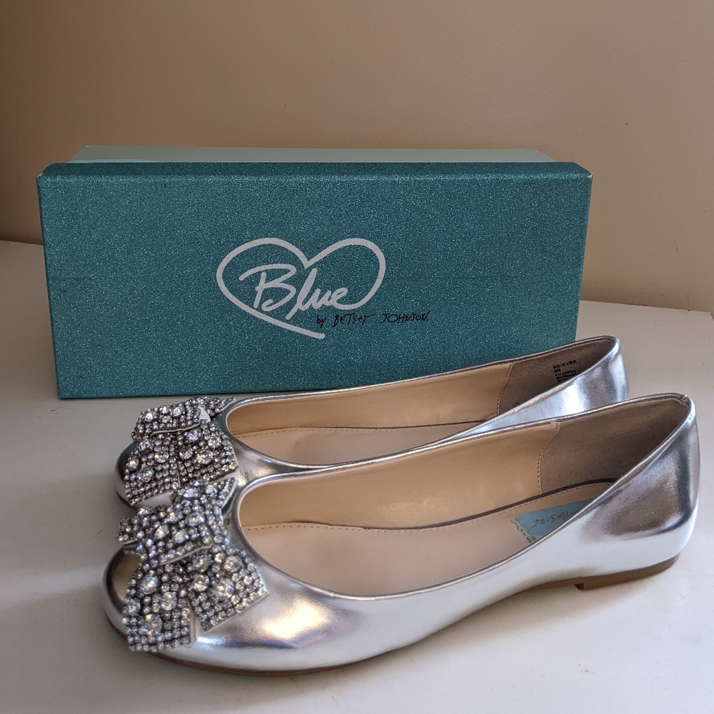 Betsy Johnson silver bow ballet flats - Picture 2 of 4
